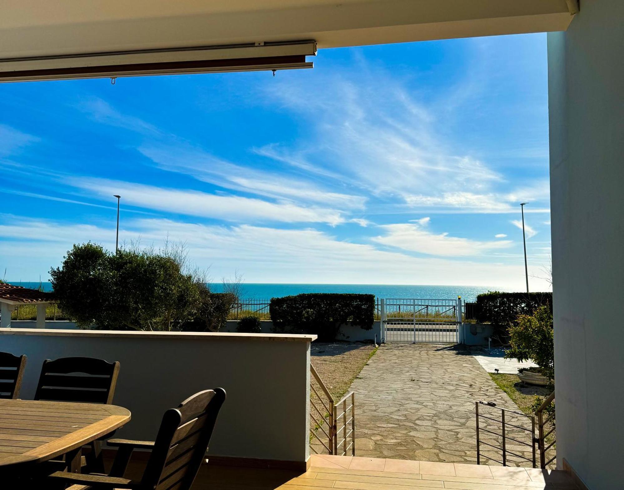 Edo House Anzio - Beachfront - Fronte Mare - Affittacamere Экстерьер фото